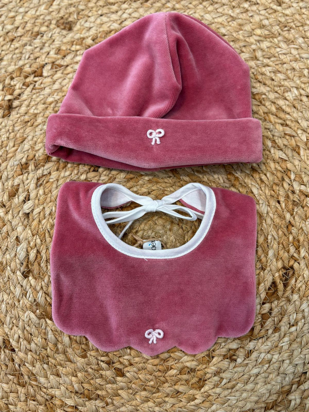 Set cappello e bavaglino fiori