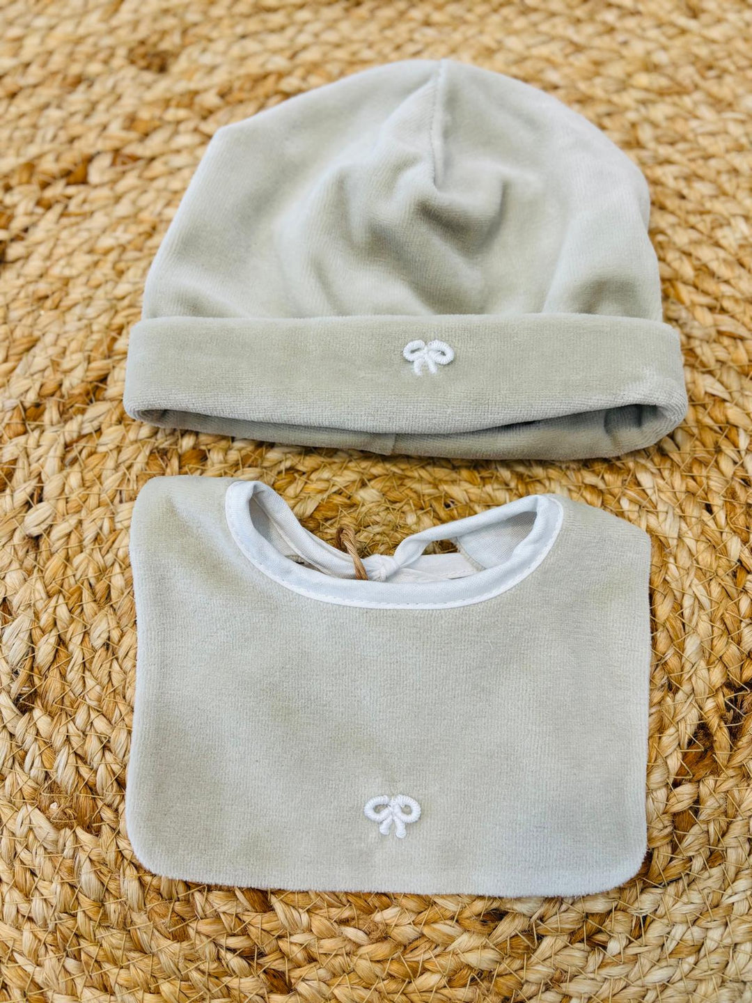 Set cappello e bavaglino Nodo d&