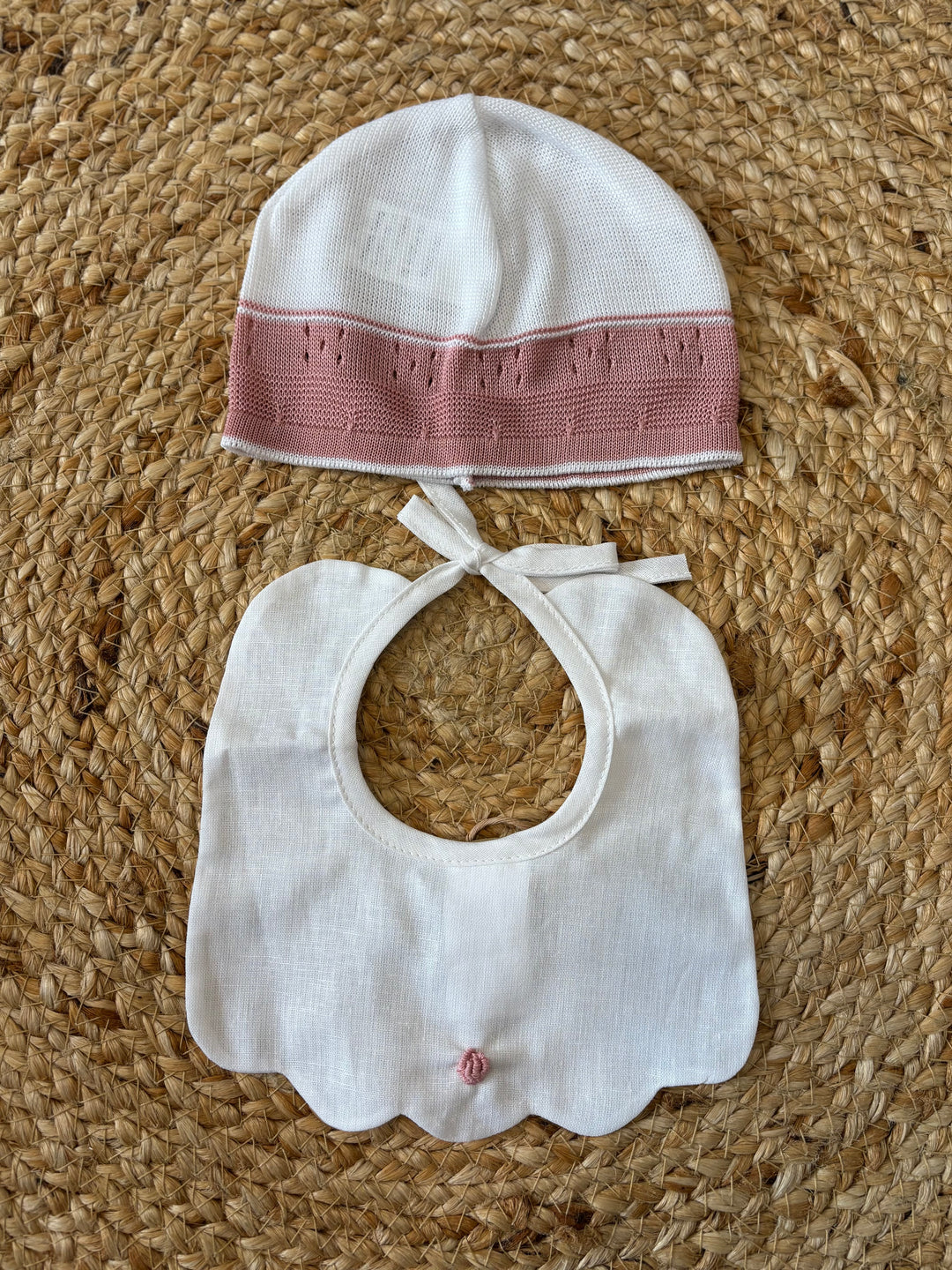 Set cappello e bavetta roselline