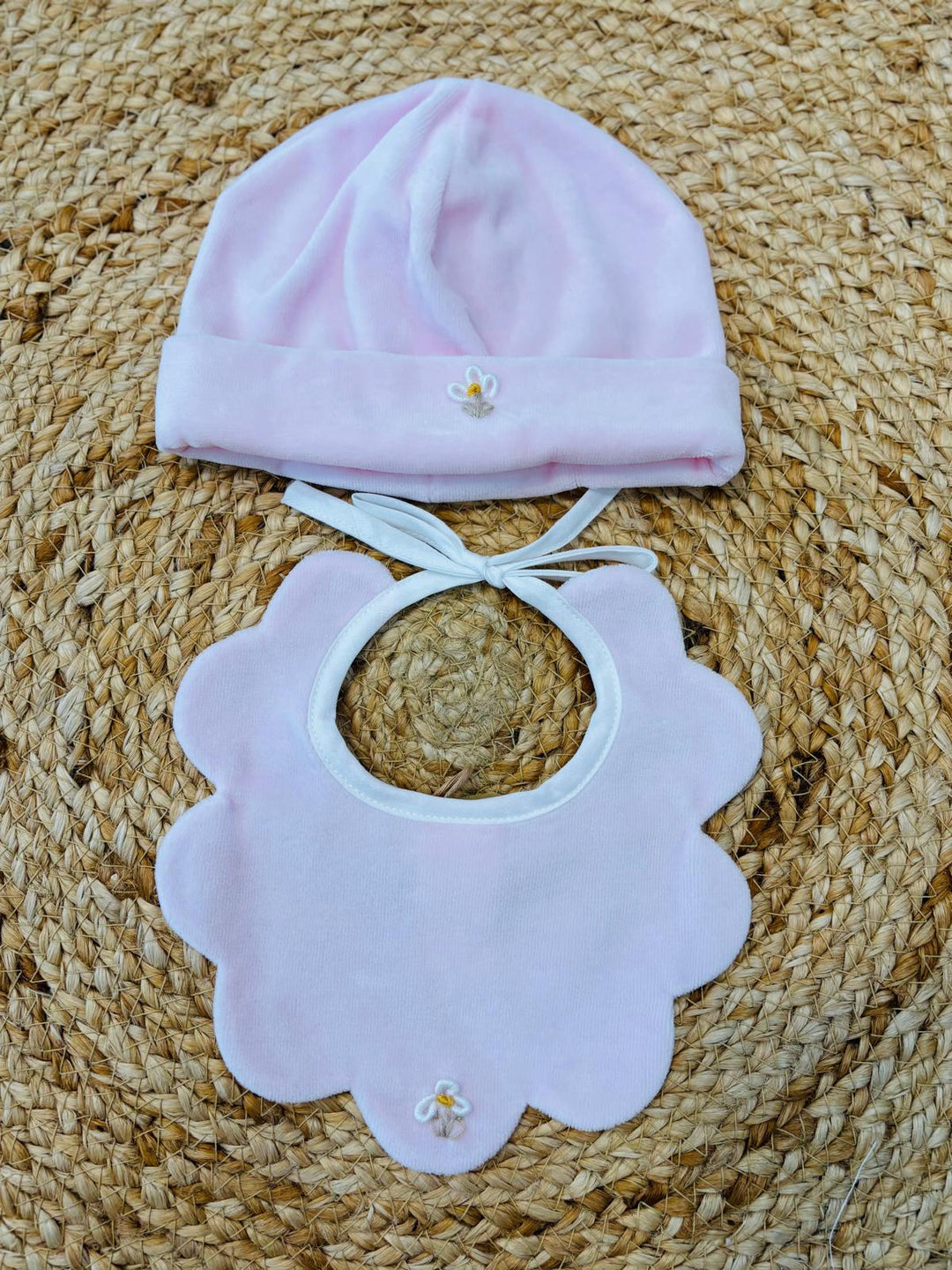 Set cappello e bavaglino margherite